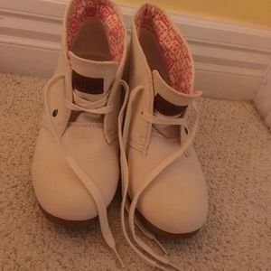 MadLove wedge canvas 10 like new